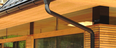 Detail eines rundum Glasbandes mit einer passivhaustauglichen Verglasung mit Teilemailierungstreifen